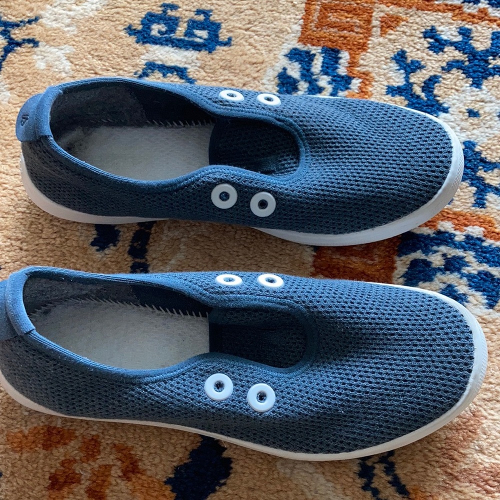 W9 AllBirds slate blue Tree Runner, no laces